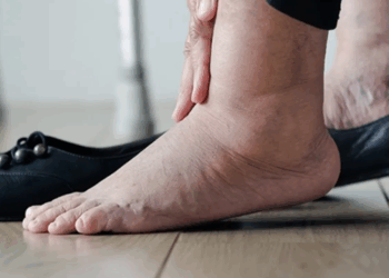 Ce symptôme anodin aux pieds peut révéler trois maladies graves