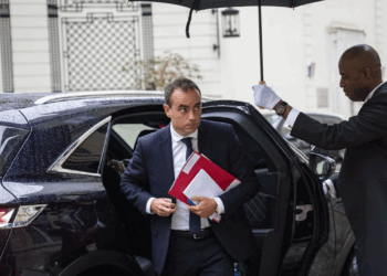 Sébastien Lecornu a-t-il menti sur son CV ? Cette modification sur son parcours universitaire qui fait beaucoup parler