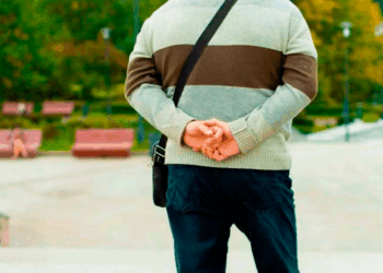 Si vous marchez souvent les mains derrière le dos, vous avez probablement ces 3 traits communs, selon les psy