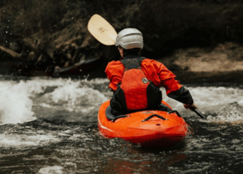 Marié depuis 22 ans, il simule sa noyade en kayak pour rejoindre une femme à l’autre bout du monde