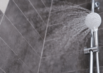 Ma belle-fille passait plus d’une heure sous la douche chaque soir. Un soir, j’ai entendu quelque chose à la porte…