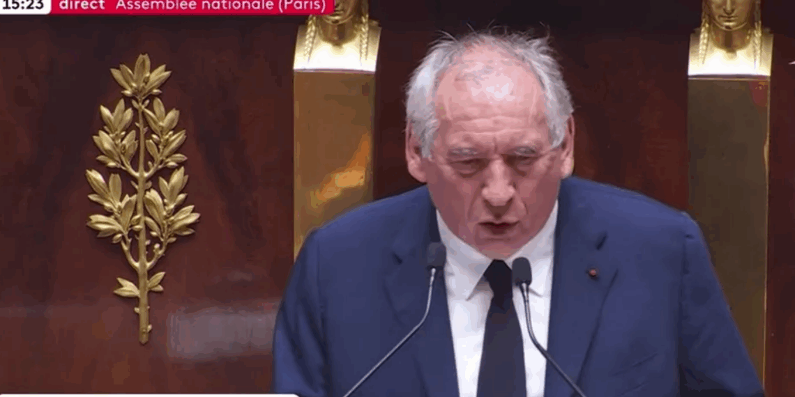 “Si vous criez, je bois” : François Bayrou surprend en plein discours d’adieu 3 “Si vous criez, je bois” : François Bayrou surprend en plein discours d’adieu “Si vous criez, je bois” : François Bayrou surprend en plein discours d’adieu