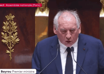 “Si vous criez, je bois” : François Bayrou surprend en plein discours d’adieu