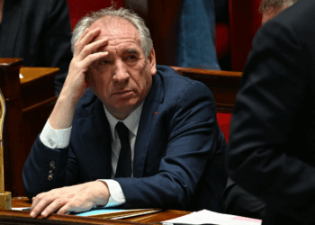 “Si vous criez, je bois” : François Bayrou surprend en plein discours d’adieu