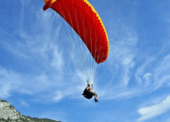 Accident de parapente : sa voile part en torche, un homme de 27 ans ne peut rien faire et s’écrase au sol