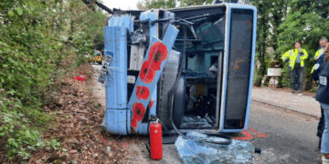 Un bus se renverse avec des collégiens et lycéens à bord, plusieurs blessés 14 Un bus se renverse avec des collégiens et lycéens à bord, plusieurs blessés Un bus se renverse avec des collégiens et lycéens à bord, plusieurs blessés