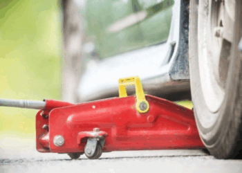 Le cric cède au moment où elle changeait un pneu, elle meurt écrasée par sa camionnette