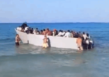 Des baigneurs repoussent un bateau de migrants qui tentent de débarquer sur une plage en Grèce, la vidéo devient virale