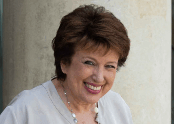 Roselyne Bachelot cash sur sa vie amoureuse à 78 ans : “Il y en a plusieurs en même temps !”