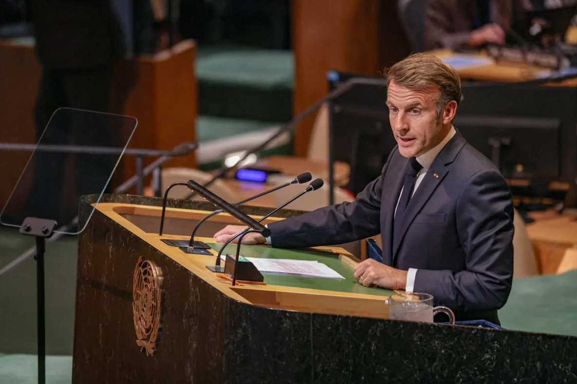 "C’est bon les gars" : Emmanuel Macron arrête ses gardes du corps après le geste très osé d’un passant 2 "C’est bon les gars" : Emmanuel Macron arrête ses gardes du corps après le geste très osé d’un passant Capture decran 2025 09 23 142432