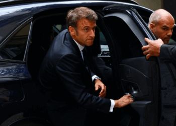 « C’est bon les gars » : Emmanuel Macron arrête ses gardes du corps après le geste très osé d’un passant