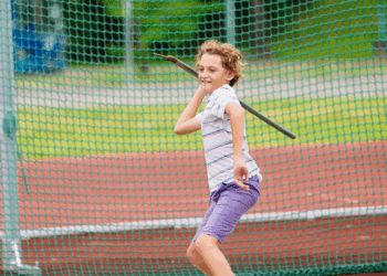 Une fille de 13 ans décède après avoir été transpercée à l’œil par un javelot pendant un cours d’EPS