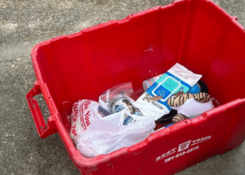 Des voisins voient une poubelle suspecte dans leur jardin, puis réalisent que quelque chose bouge à l&rsquo;intérieur