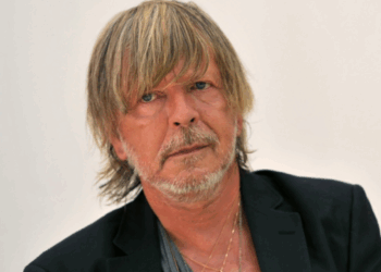 Renaud chute dans les escaliers de son domicile, le chanteur transféré dans une clinique spécialisée