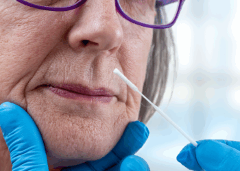 « Le covid s&rsquo;est diffusé très rapidement » : un nouveau variant du virus très contagieux inquiète, les maisons de retraite sous surveillance