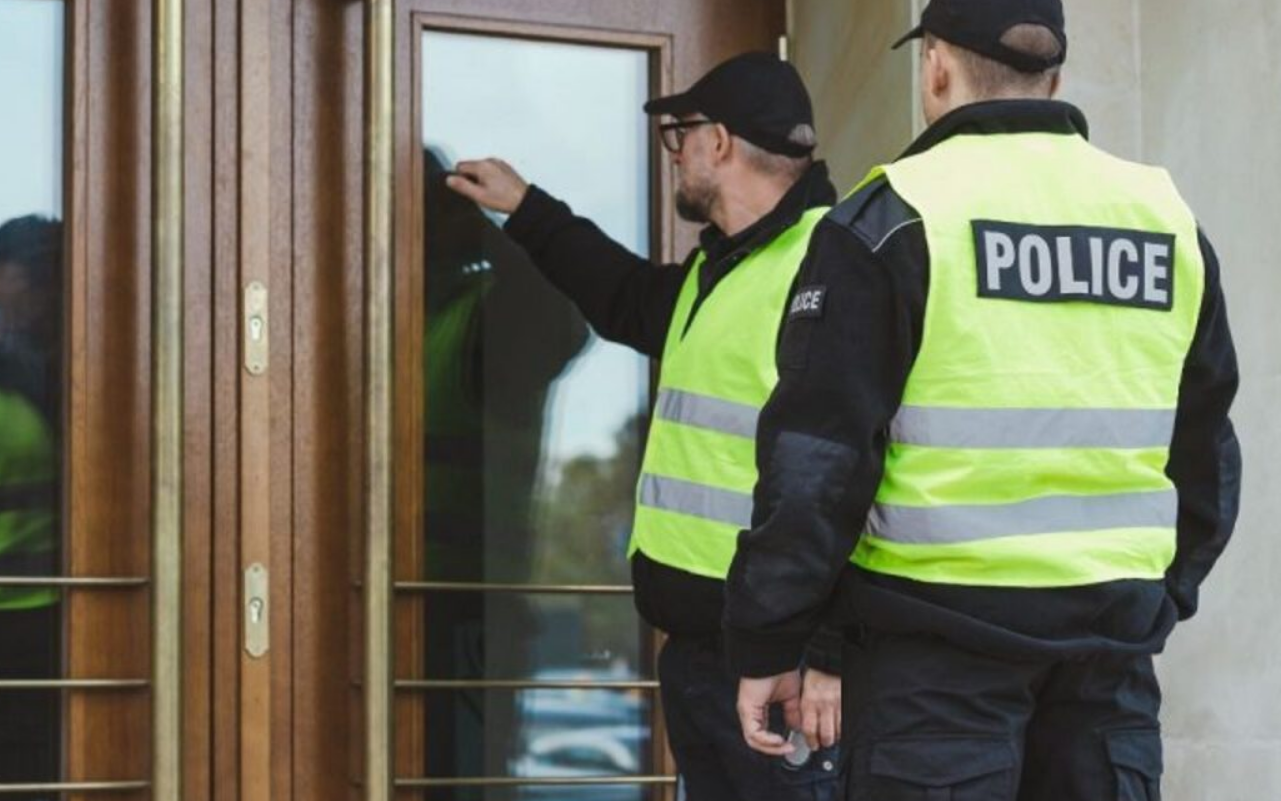 En expulsant les squatteurs de sa maison, ce propriétaire ne s’attendait pas à rendre un immense service aux policiers 3 En expulsant les squatteurs de sa maison, ce propriétaire ne s’attendait pas à rendre un immense service aux policiers Capture decran 2025 09 29 145758