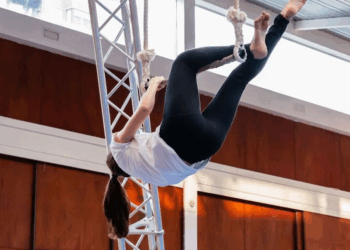 Elle chute de son trapèze en pleine représentation : une artiste de cirque meurt en plein numéro devant une centaine de personnes 18 Elle chute de son trapèze en pleine représentation : une artiste de cirque meurt en plein numéro devant une centaine de personnes Elle chute de son trapèze en pleine représentation : une artiste de cirque meurt en plein numéro devant une centaine de personnes