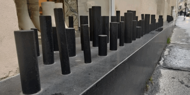 Mobilier urbain anti-SDF : des dispositifs scandaleux 1 Mobilier urbain anti-SDF : des dispositifs scandaleux Capture decran 2025 09 30 194452