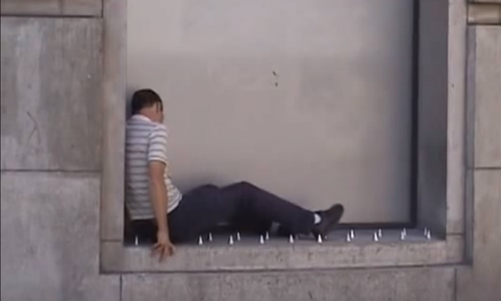 Mobilier urbain anti-SDF : des dispositifs scandaleux 3 Mobilier urbain anti-SDF : des dispositifs scandaleux Capture decran 2025 09 30 194503