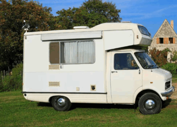 Un voisin peut-il s’opposer au stationnement d’un camping-car sur votre propriété ? On vous répond