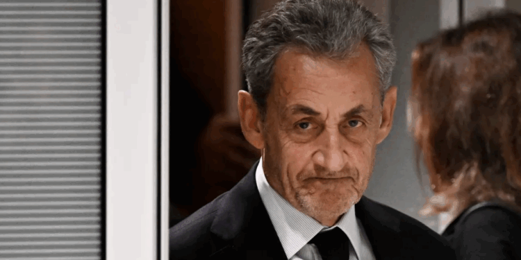 Nicolas Sarkozy incarcéré dans une prison surpeuplée : il risque de faire cellule commune avec l'un de ces codétenus 1 Nicolas Sarkozy incarcéré dans une prison surpeuplée : il risque de faire cellule commune avec l'un de ces codétenus Capture decran 2025 10 01 141602
