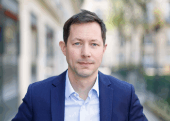 «Bellamy à l’échafaud» : l’eurodéputé LR menacé de mort par des manifestants à la gare du Nord