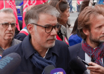 « PS collabo », « Faure dégage »… Les socialistes hués et pris à partie au début de la manifestation du 2 octobre à Paris