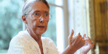 « Il faut savoir écouter et bouger » : Élisabeth Borne favorable à une « suspension » de sa réforme des retraites 15 « Il faut savoir écouter et bouger » : Élisabeth Borne favorable à une « suspension » de sa réforme des retraites « Il faut savoir écouter et bouger » : Élisabeth Borne favorable à une « suspension » de sa réforme des retraites