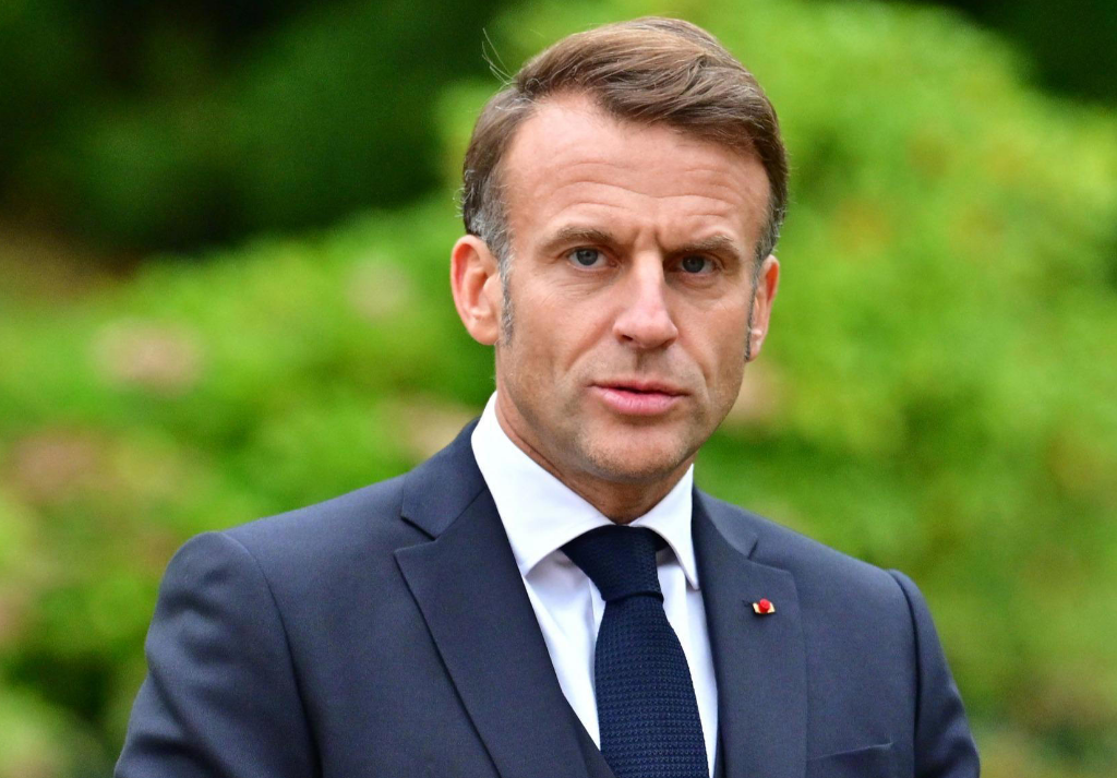 Emmanuel Macron seul en plein Paris après la démission de Sébastien Lecornu : des images lourdes de sens 2 Emmanuel Macron seul en plein Paris après la démission de Sébastien Lecornu : des images lourdes de sens Capture decran 2025 10 08 124110