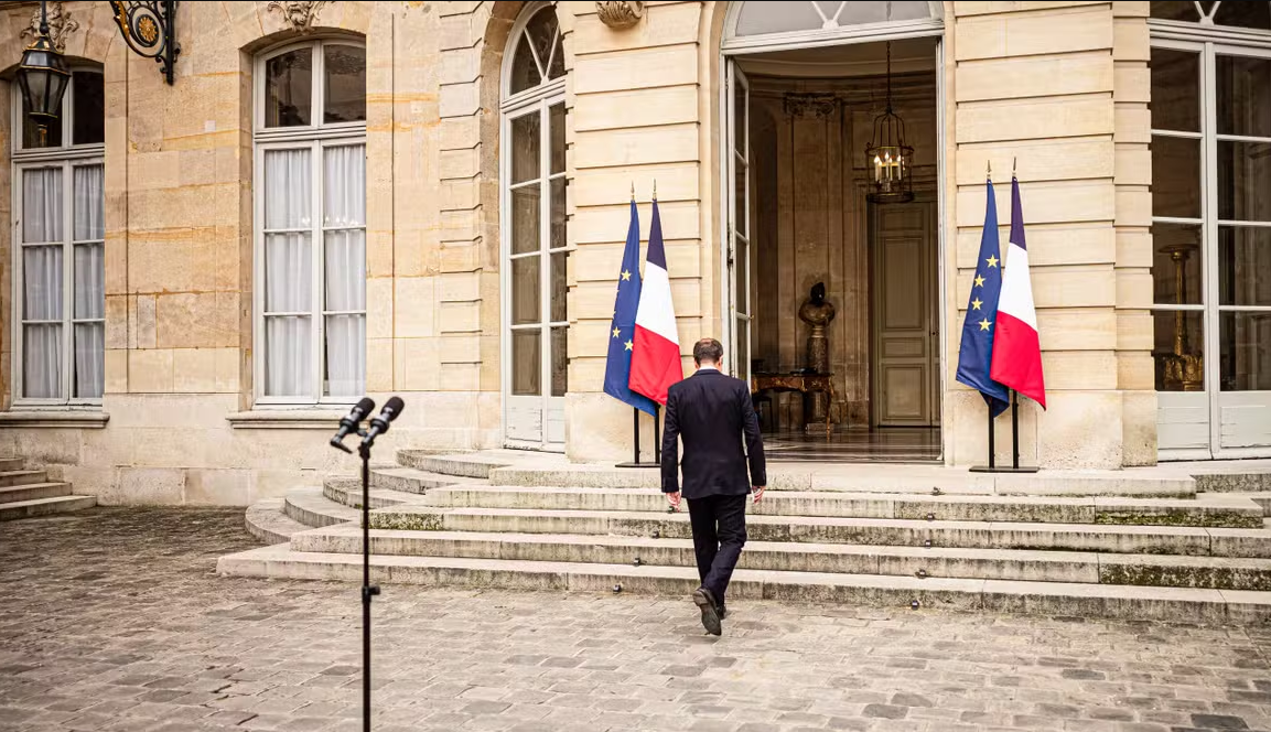 Emmanuel Macron seul en plein Paris après la démission de Sébastien Lecornu : des images lourdes de sens 3 Emmanuel Macron seul en plein Paris après la démission de Sébastien Lecornu : des images lourdes de sens Capture decran 2025 10 08 124116