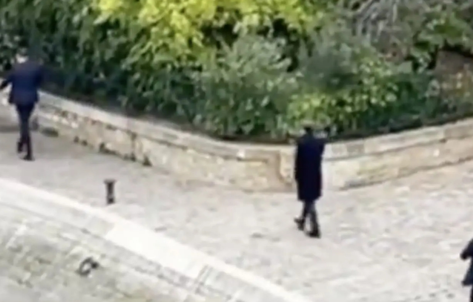 Emmanuel Macron seul en plein Paris après la démission de Sébastien Lecornu : des images lourdes de sens 5 Emmanuel Macron seul en plein Paris après la démission de Sébastien Lecornu : des images lourdes de sens Capture decran 2025 10 08 124140