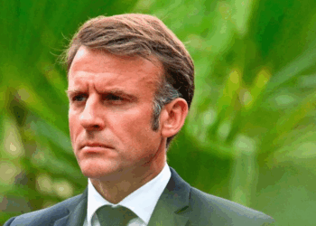 Emmanuel Macron seul en plein Paris après la démission de Sébastien Lecornu : des images lourdes de sens