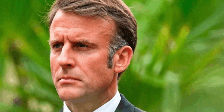 Emmanuel Macron seul en plein Paris après la démission de Sébastien Lecornu : des images lourdes de sens 1 Emmanuel Macron seul en plein Paris après la démission de Sébastien Lecornu : des images lourdes de sens Capture decran 2025 10 08 124146