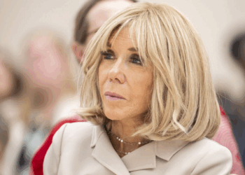 Tout sourire, Brigitte Macron surprend avec un doigt d’honneur : « Si ça ça ne devient pas un meme »