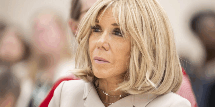 Tout sourire, Brigitte Macron surprend avec un doigt d’honneur : "Si ça ça ne devient pas un meme" 1 Tout sourire, Brigitte Macron surprend avec un doigt d’honneur : "Si ça ça ne devient pas un meme" Capture decran 2025 10 08 164811