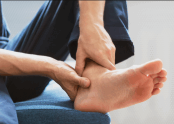 Une grave maladie révélée par un symptôme touchant les pieds et chevilles