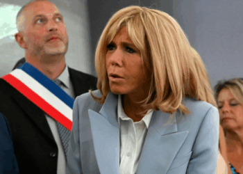Avec son sac à main à plus de 3 000 euros et son pantalon en cuir, Brigitte Macron opère une mutation mode inattendue