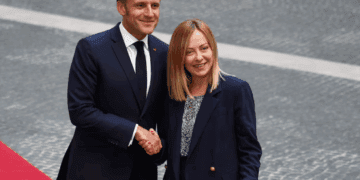 Je dois te faire arrêter de…” : la phrase d’Emmanuel Macron à Giorgia Meloni amuse la toile…