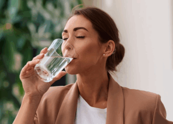 J&rsquo;ai bu 2,5 litres d&rsquo;eau par jour pendant une semaine : voici comment ma peau et mon corps ont changé