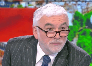 Pascal Praud recadré en direct sur CNews par sa propre mère, elle enrage : "Je n'aime pas ton…" 7 Pascal Praud recadré en direct sur CNews par sa propre mère, elle enrage : "Je n'aime pas ton…" Pascal Praud recadré en direct sur CNews par sa propre mère, elle enrage : « Je n’aime pas ton… »