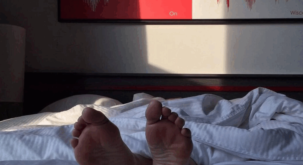Vous vous endormez souvent avec un pied hors de la couette ? Ça s’explique