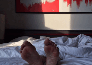 Vous vous endormez souvent avec un pied hors de la couette ? Ça s’explique