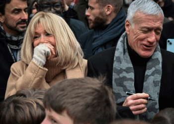 Emmanuel Macron jaloux de la complicité entre Brigitte Macron et Didier Deschamps ? « Elle en a parlé avec lui »