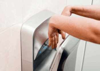 Pourquoi il faut éviter les sèches-mains dans les toilettes publiques