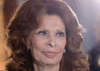Sophia Loren sans maquillage à 91 ans, ces photos qui ont créé la polémique : “C’est une trahison” 18 Sophia Loren sans maquillage à 91 ans, ces photos qui ont créé la polémique : “C’est une trahison” Sophia Loren sans maquillage à 91 ans, ces photos qui ont créé la polémique : “C’est une trahison”