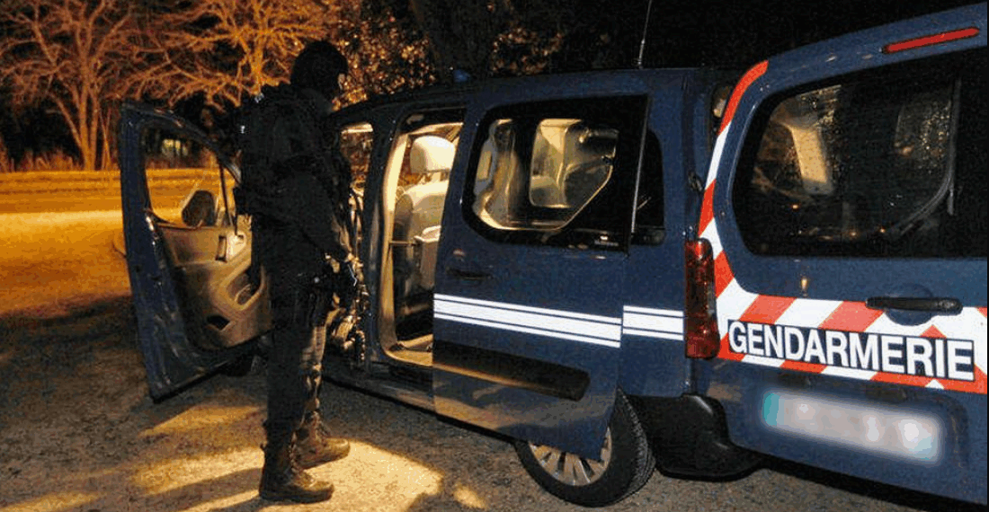 Un homme interpellé après avoir mortellement poignardé sa compagne à Montélimar 4 Un homme interpellé après avoir mortellement poignardé sa compagne à Montélimar Un homme interpellé après avoir mortellement poignardé sa compagne à Montélimar
