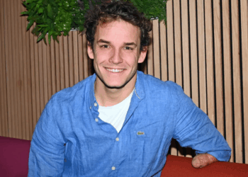 “On fait des choses avec autre chose” : À 25 ans, Théo Curin sans bras, ni jambes, évoque sa vie privée 2 “On fait des choses avec autre chose” : À 25 ans, Théo Curin sans bras, ni jambes, évoque sa vie privée “On fait des choses avec autre chose” : À 25 ans, Théo Curin sans bras, ni jambes, évoque sa vie privée