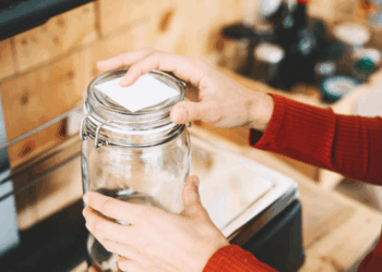 “On dort enfin tranquilles” : pourquoi de plus en plus de gens adoptent l’astuce du bocal contre les cambriolages