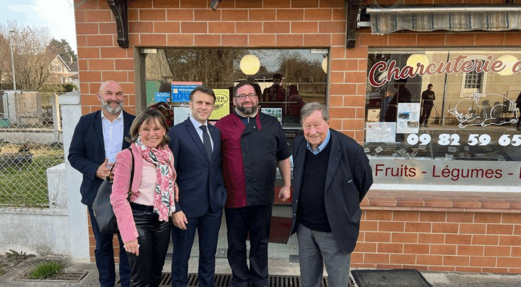 Emmanuel Macron surpris dans une charcuterie : ces images que l’on n’attendait pas ! 6 Emmanuel Macron surpris dans une charcuterie : ces images que l’on n’attendait pas ! Emmanuel Macron surpris dans une charcuterie : ces images que l’on n’attendait pas !