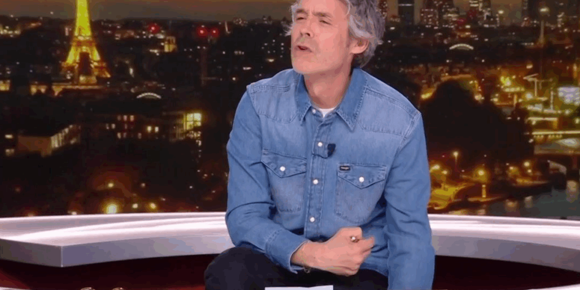 “Vous avez quoi au cou ?” : Yann Barthès pousse Shy’m à se confier sur un sujet très personnel dans Quotidien 6 “Vous avez quoi au cou ?” : Yann Barthès pousse Shy’m à se confier sur un sujet très personnel dans Quotidien “Vous avez quoi au cou ?” : Yann Barthès pousse Shy’m à se confier sur un sujet très personnel dans Quotidien
